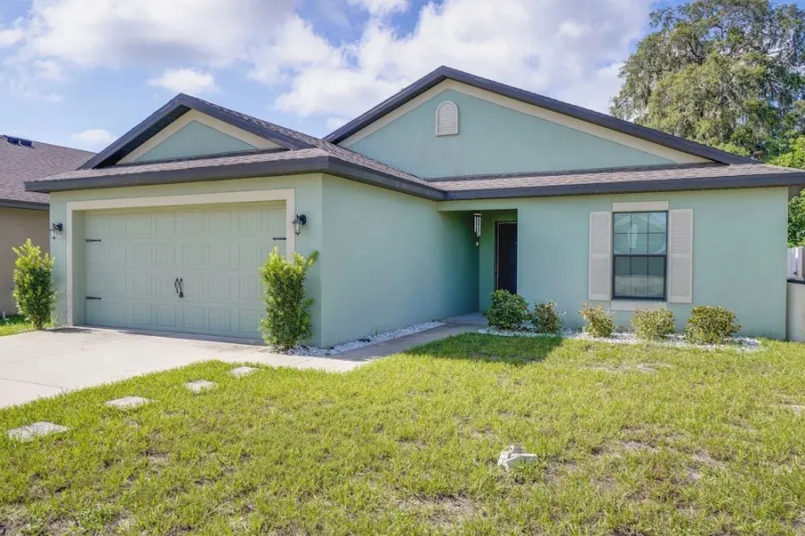 Tavares Retreat w/ Covered Patio & Private Yard