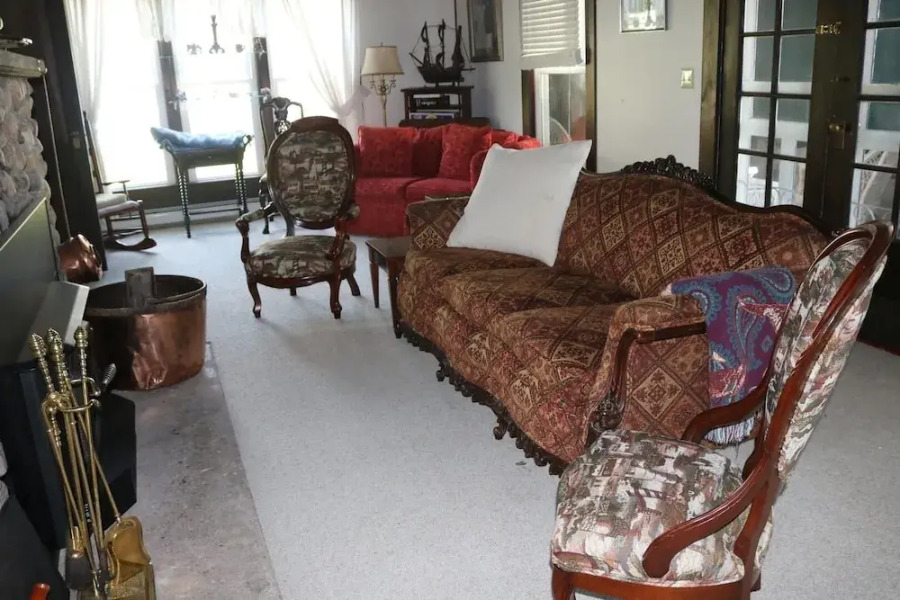 4757 Whiteside 6 Bedroom Home