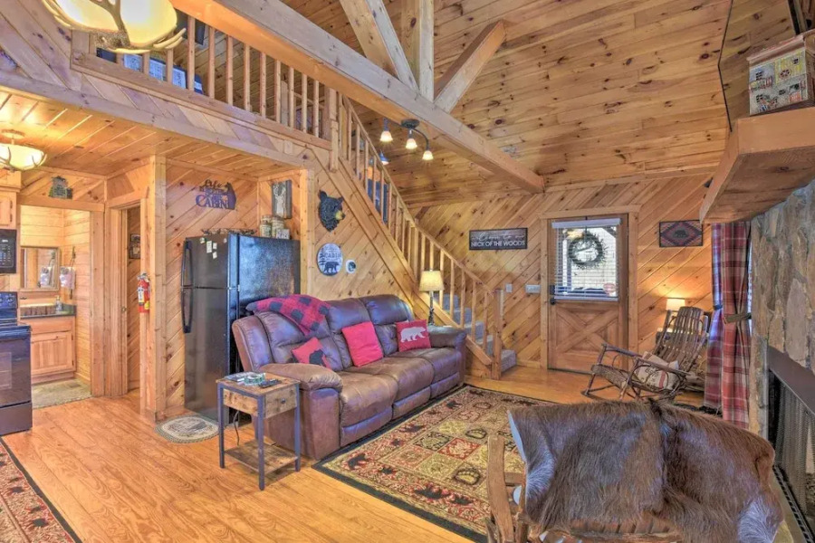 Helen Cabin w/ Deck & Hot Tub < 1/2 Mi to Main St