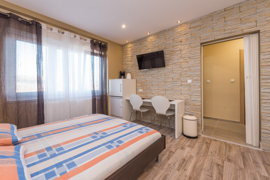 Room Tomo - open pool and pool for children: R1 Sukosan, Zadar riviera