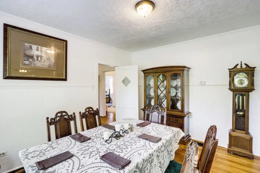 Easy Dtwn Access: Restored 1930s Brenham Retreat