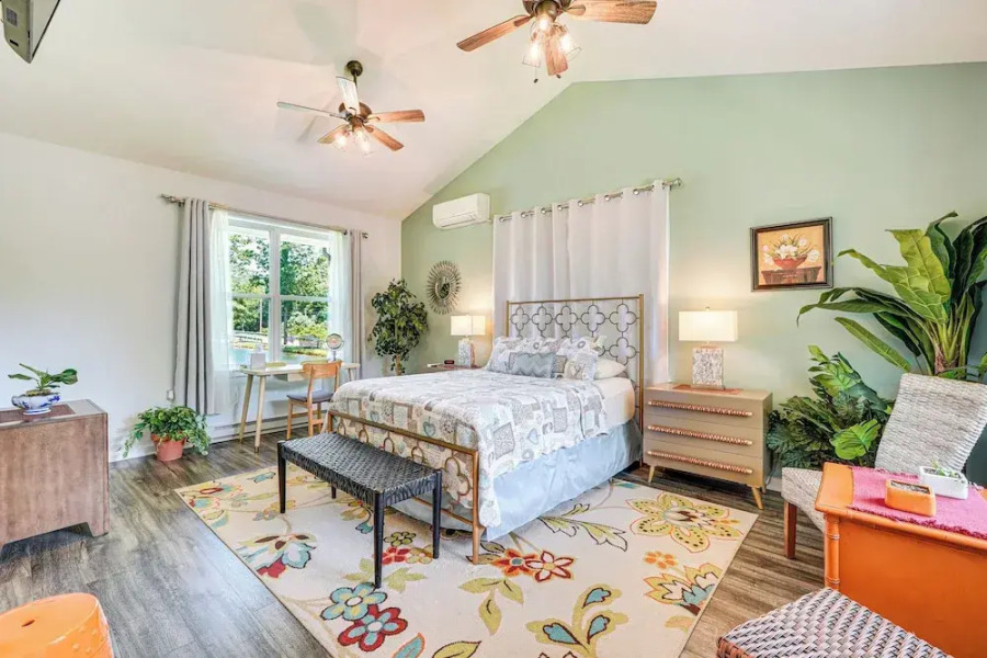 Close to Slopes: Lakeside Cottage in Pocono Mtns