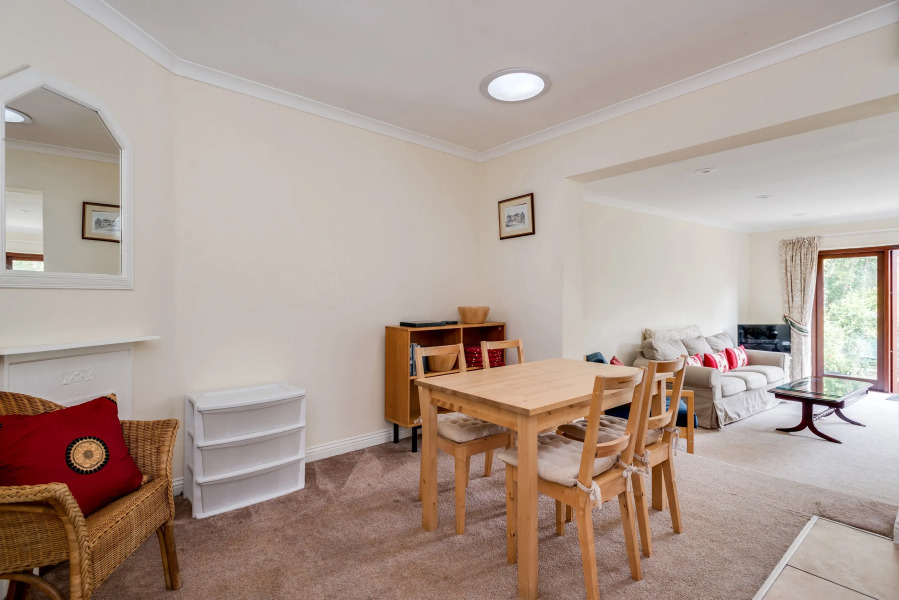 Spacious 1-Bedroom Flat with garden & free parking