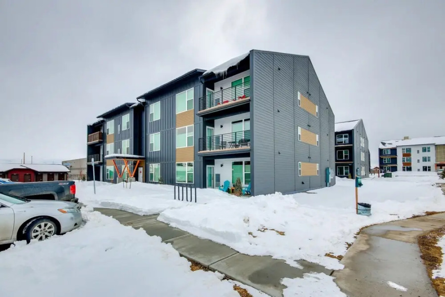 Livingston Condo w/ Balcony - 2 Mi to Downtown!