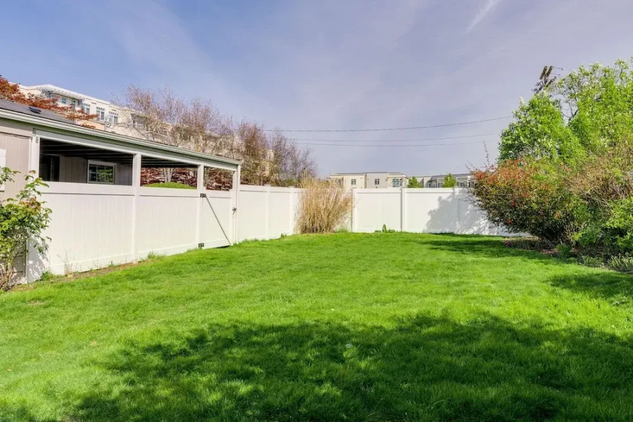 Downtown Kirkland Rental: Steps to Lake Washington