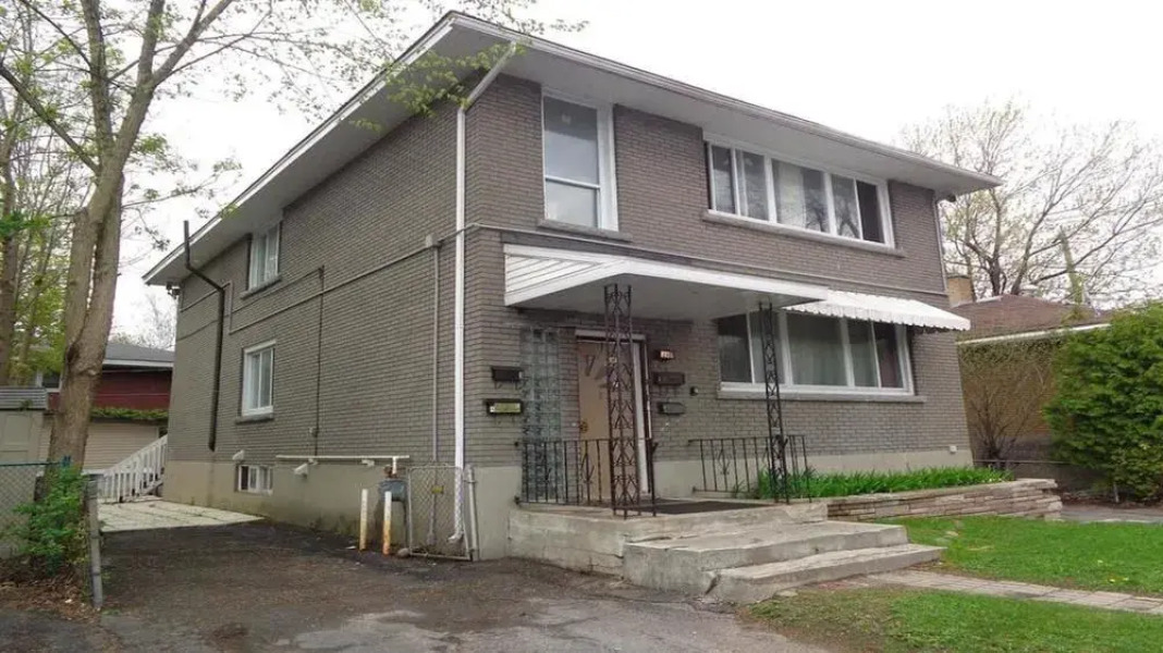 Adib Apartments - 840 Woodroffe Ave, Unit 2