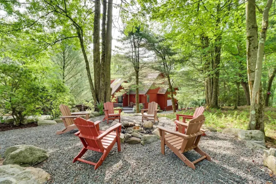 Outdoor Theater, Deck & Fire Pit: Poconos Retreat