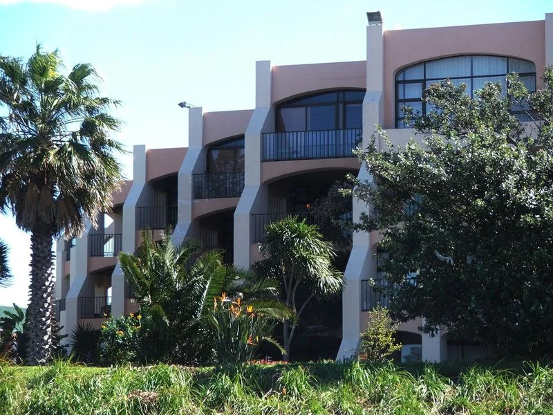 Kat Leisure Windsor Cabanas Courtyard