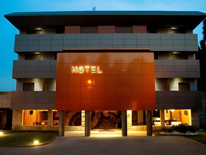 Pdh, Lda. Paredes Design Hotel