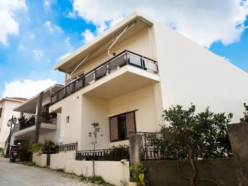 Gorgeous Holiday Home in Arhanes with Balcony