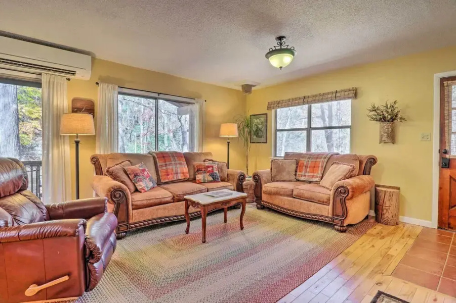 Creekside Retreat w/ Deck, 18 Miles to Wolf Ridge