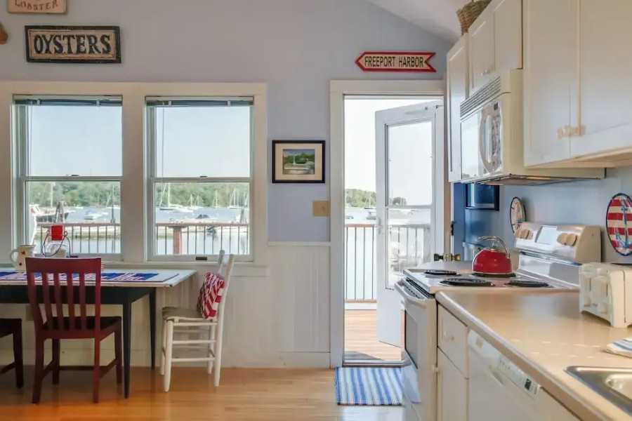 'heron Cottage' on Casco Bay w/ Deck & Boat Dock!
