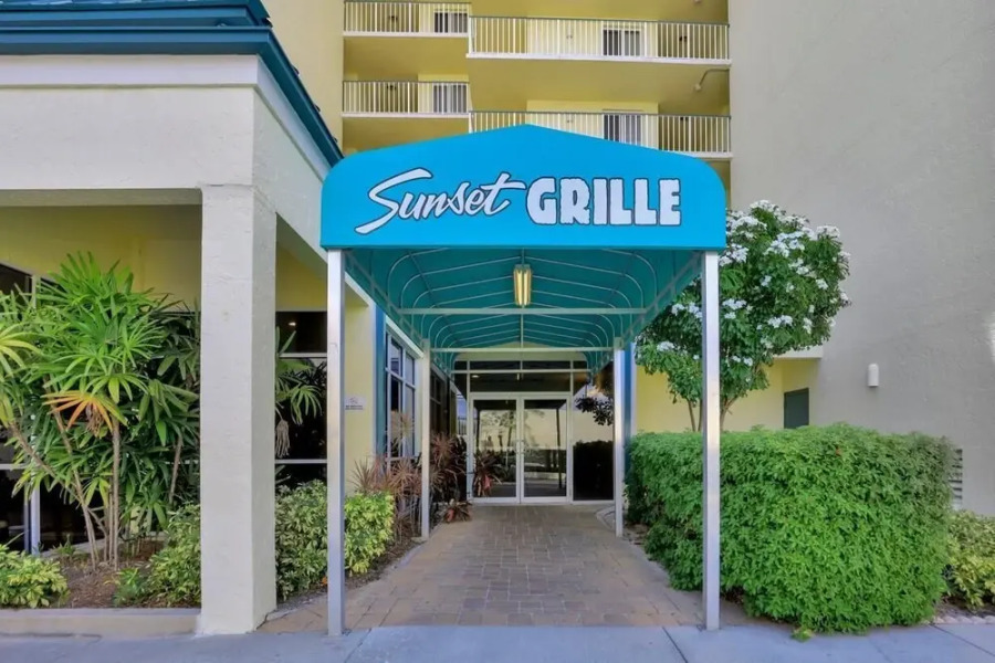 Luxurious Beachfront Condo With Glorious Ocean Views