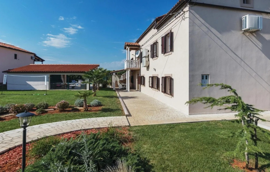 Stunning Home in Barban With Wifi and 6 Bedrooms