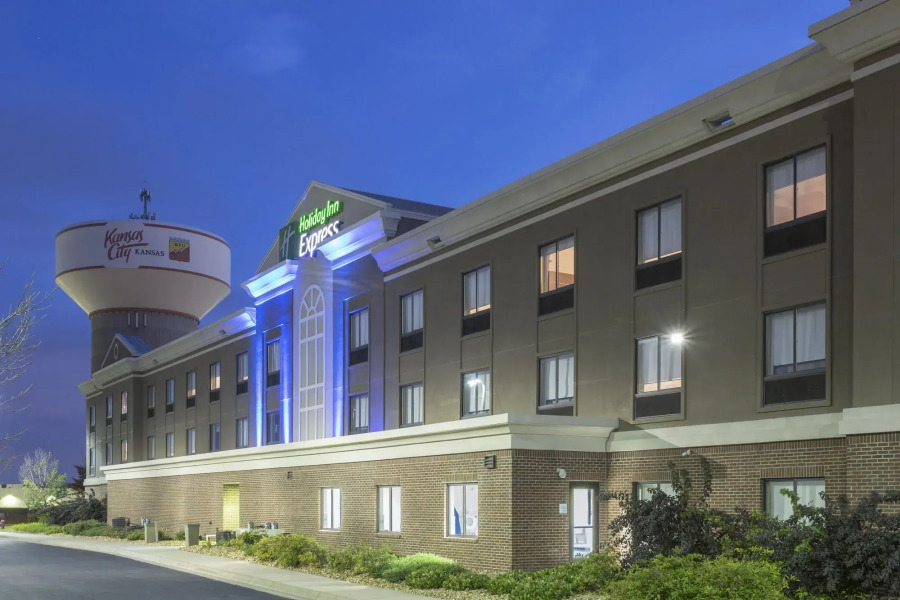 Holiday Inn Express Kansas City - at the Legends