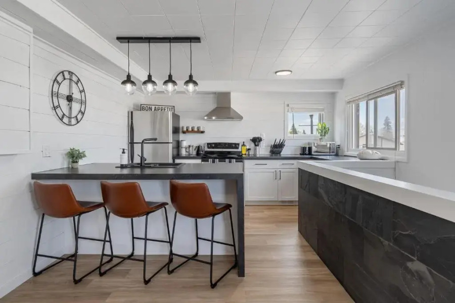 The Hidden Loft I 5-min Walk 2 Beach I DT I 55 TV