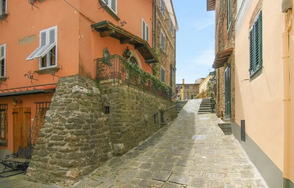 Beautiful Home in Orentano With 2 Bedrooms and Wifi