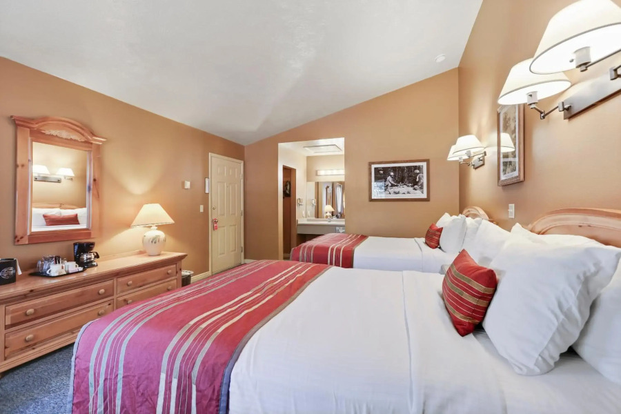 Headwaters Lodge & Cabins at Flagg Ranch