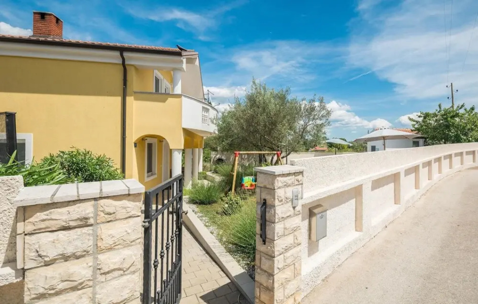 Stunning Home in Buje With Wifi and 2 Bedrooms