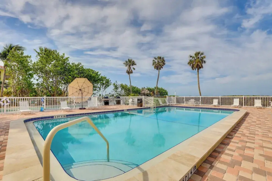 Sunlit Longboat Key Escape w/ Private Resort Beach