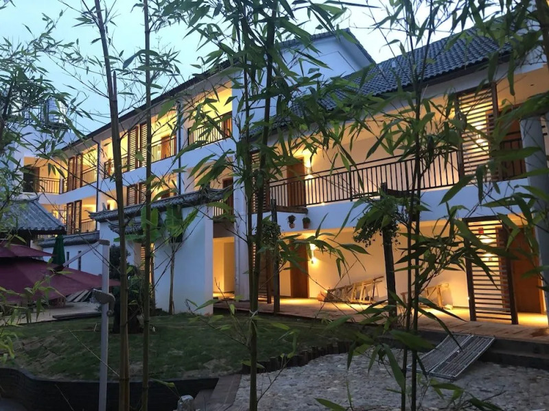 Floral Hotel Dali Luchun Garden