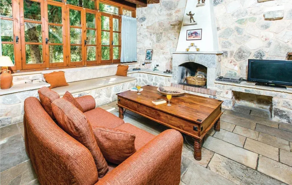 Beautiful Home in Miliou Paphos with Hot Tub, Sauna & 3 Bedrooms