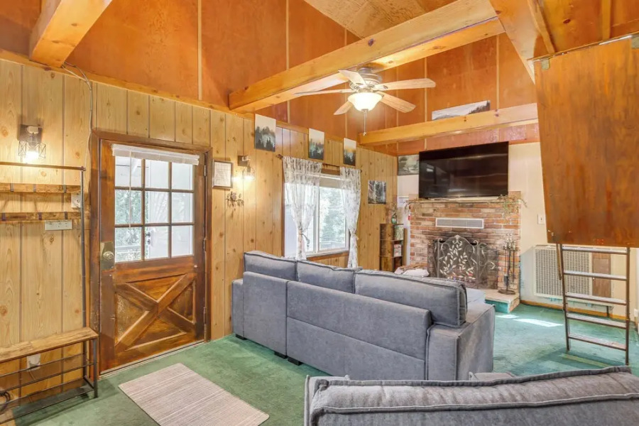 Cozy Crestline Cabin w/ Mountain-view Balcony!