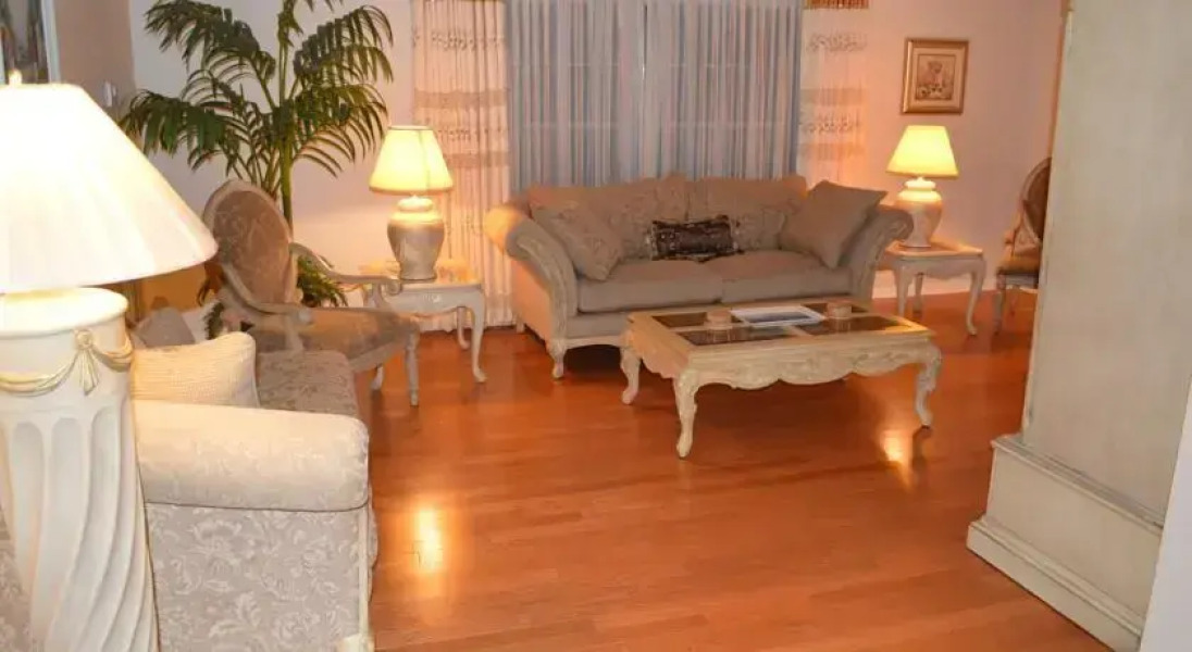 Four-Bedroom House near Universal