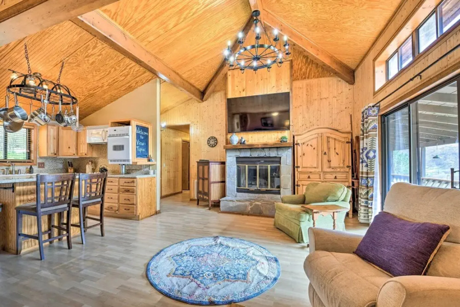 Best Location - Maggie Valley Cabin w/ Hot Tub!