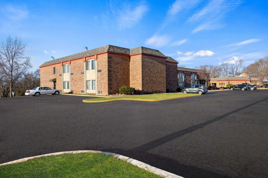 Suburban Studios Kansas City Airport North