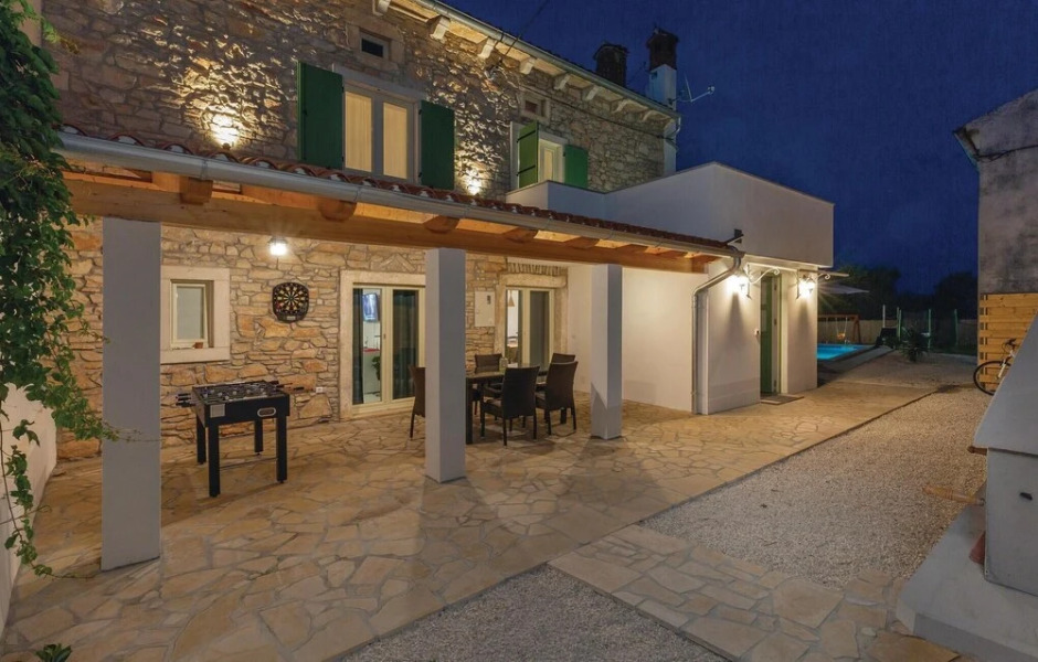 Beautiful Home in Duga Uvala With Wifi and 2 Bedrooms