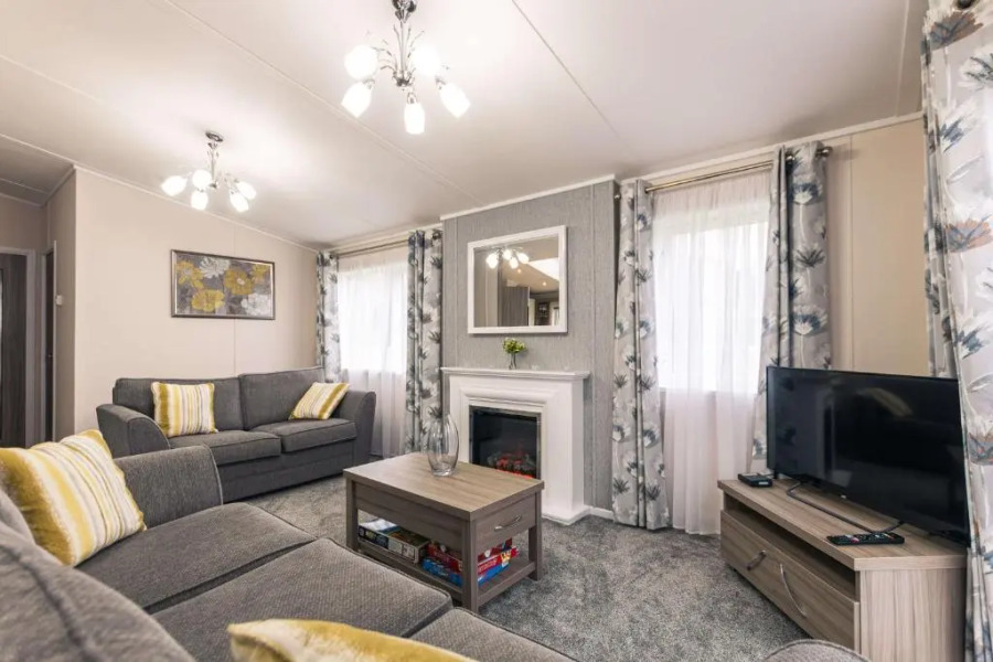 Moore Lodge with Hot Tub