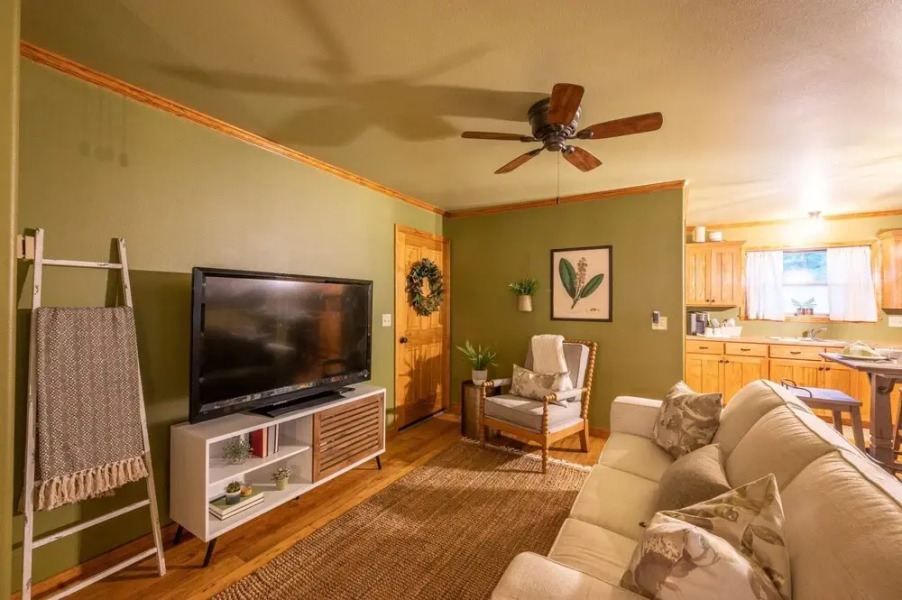 Rose Lane Cottage Studio With Game Room and Private Hot Tub by Redawning