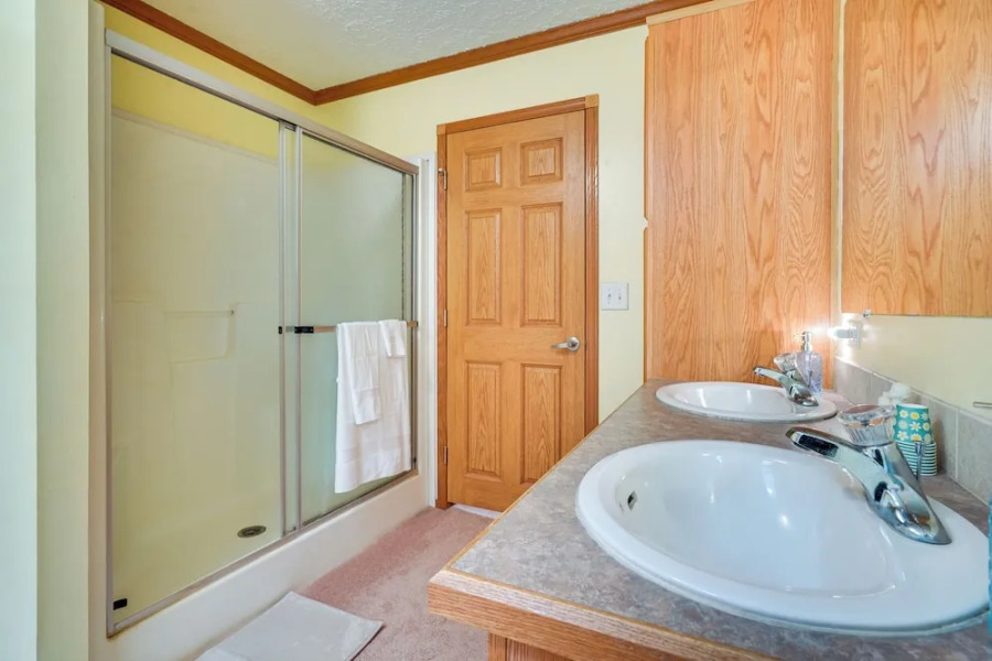 Serene Zanesville Getaway: Hot Tub, 2 Decks!