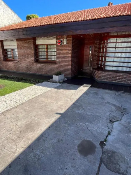 Casa con pileta cochera y quincho 1300m de la playa