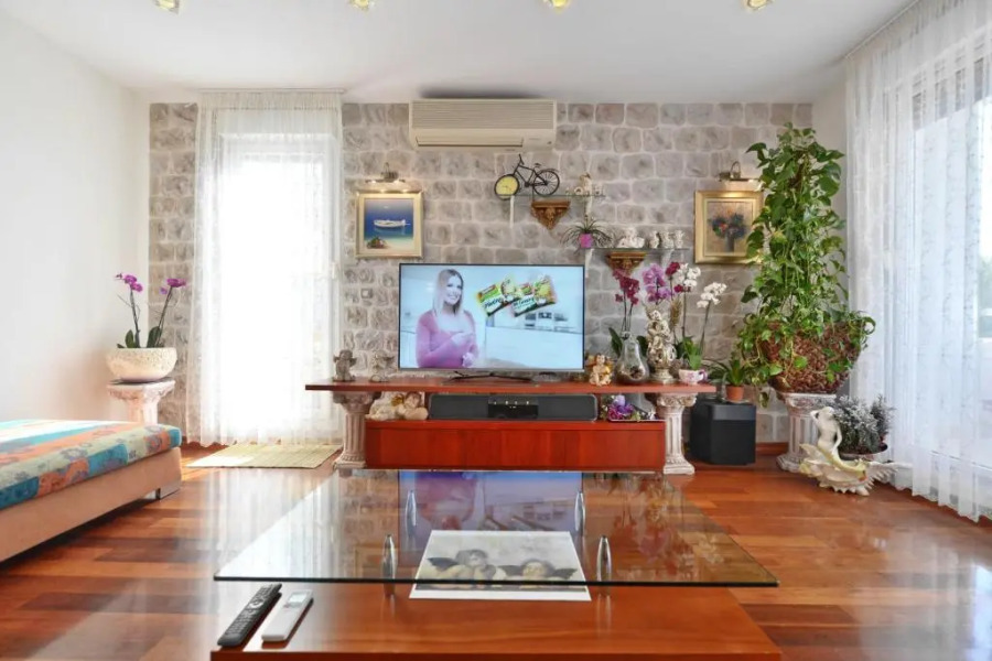 Luxury Seaside Apartment