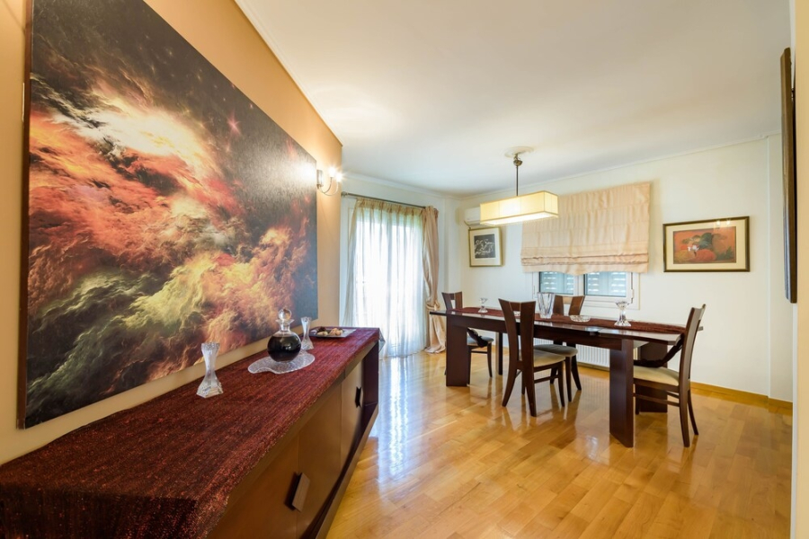 3br maisonette close to metro station
