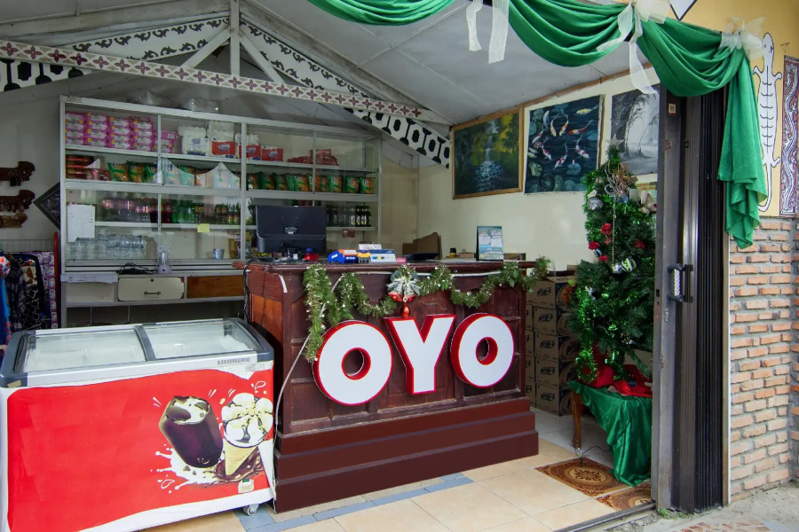 OYO 2208 Thyesza Hotel