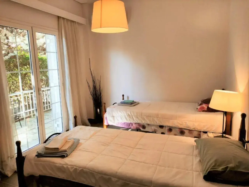 20' from the airport,20' from the center of Athens