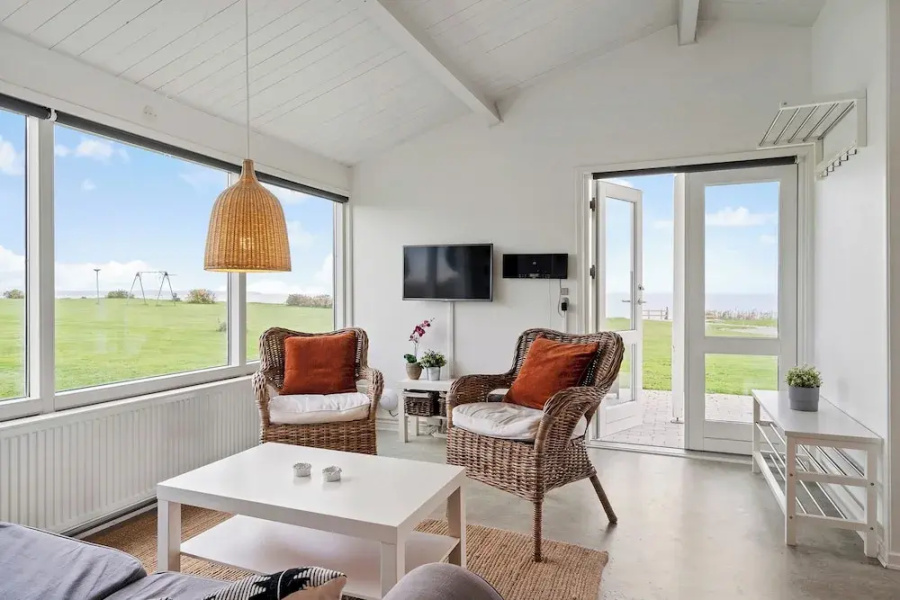 Charming 2-bedroom 12H Ocean Retreat, Summerhouse