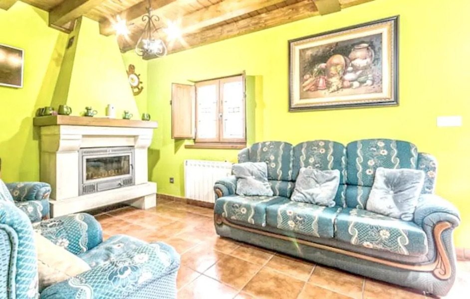 House with 3 bedrooms in Trescares with wonderful mountain view and enclosed garden 20 km from the beach