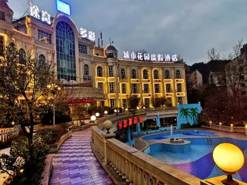 Tuwo Colorful City Garden Resort