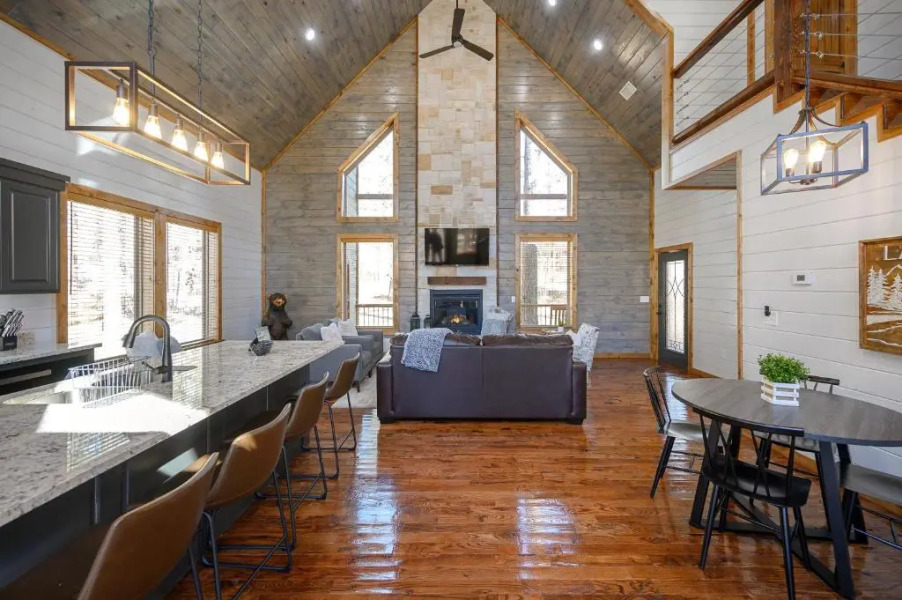 Brand New Sunrise Retreat 2 Bedroom Sleeps 8, 2 Decks, Hot Tub, Firepit