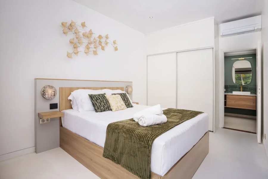 Cook's Bay Hotel and Suites