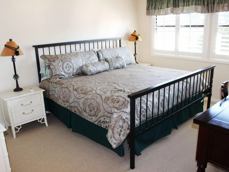 Gorgeous Duplex With Loft and 2-car Garage 2037c