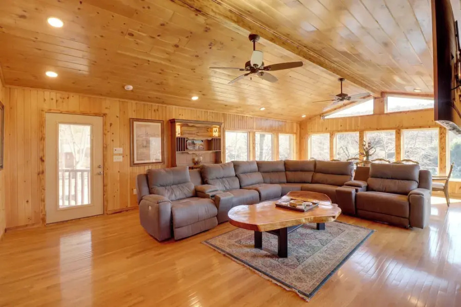 Family-friendly Riverfront Manor on the Little Red