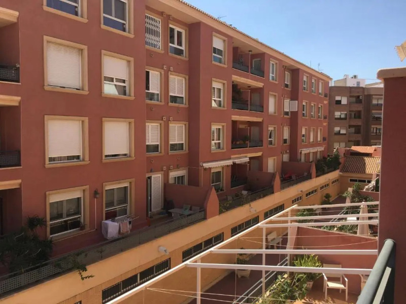 Apartamento de 4 dormitorios muy céntrico en San Juan Pueblo a tan sólo 2,5 km de la playa de San Juan y Muchavista