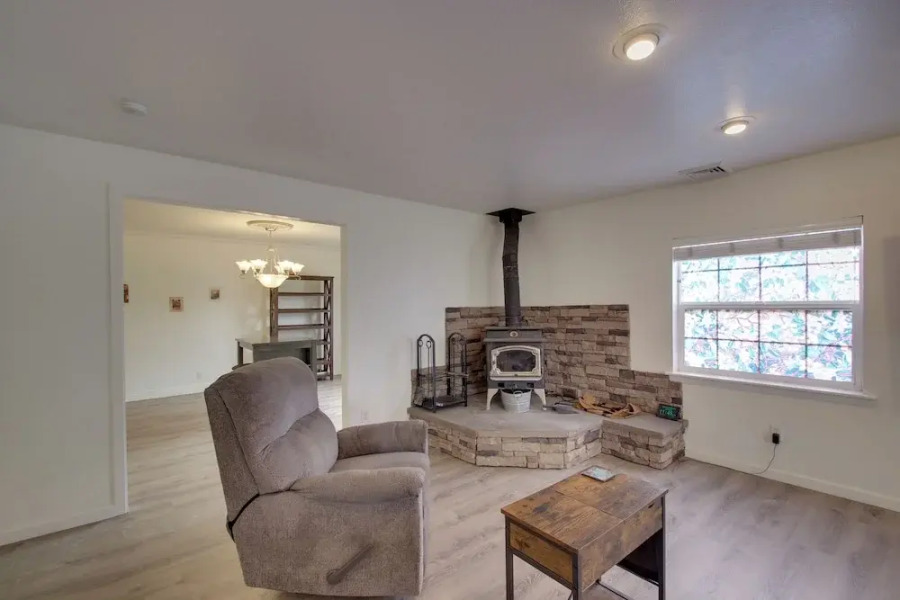 Crescent City Home w/ Hot Tub: Half-block to Beach