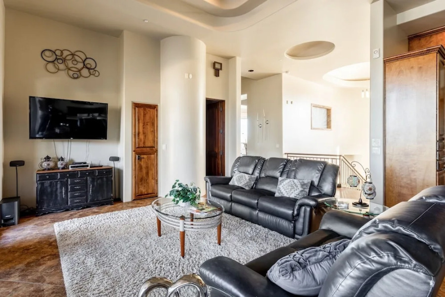 All-Suite Tuscan Home W/ Pool, SPA & Sports Court Home