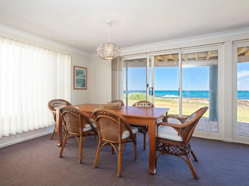 The Whale Watcher', 1/6 Birubi Lane - waterfront unit with stunning views, level access